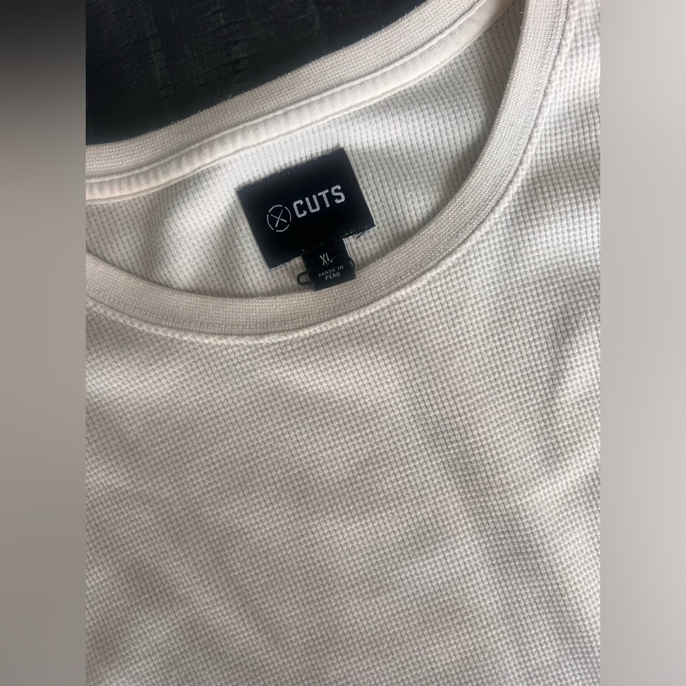 Men’s Cuts shirt XL! Creamed colored. Excellent condition